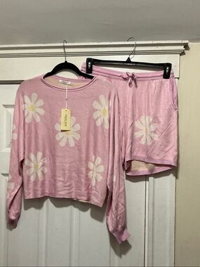 Cozy Pink Daisy Pajama Set - Women's Two-Piece Sleepwear